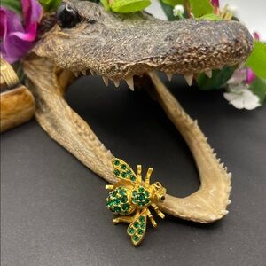 Joan Rivers bee brooch 🔥